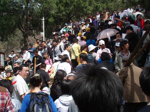 泰山顶上游客挤厕所过夜