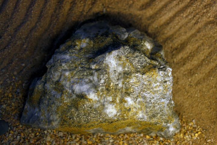 中学辟谣实验楼发现金矿要封锁