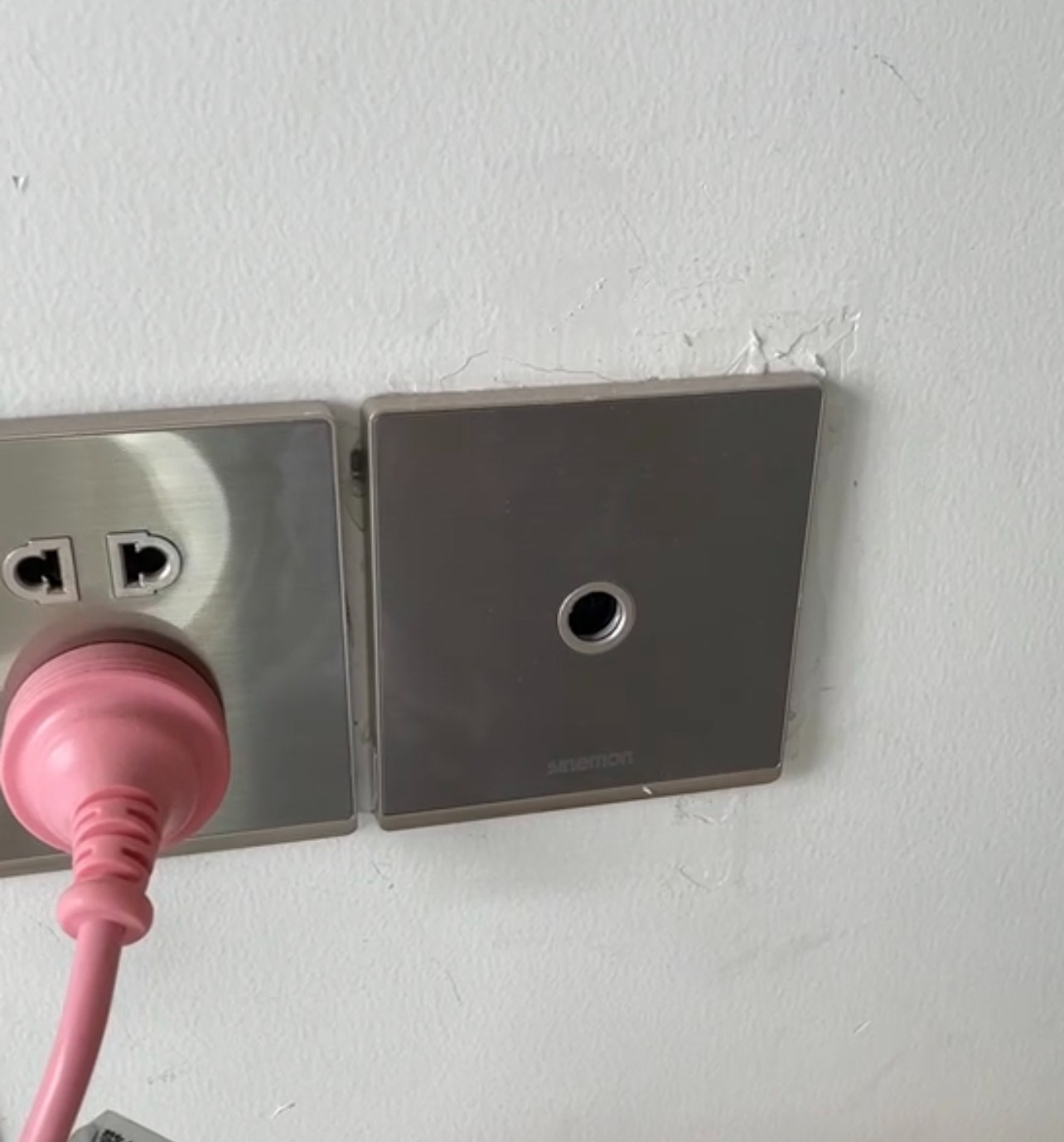 租住1年卧室发现隐秘摄像头 两女子担心又后怕