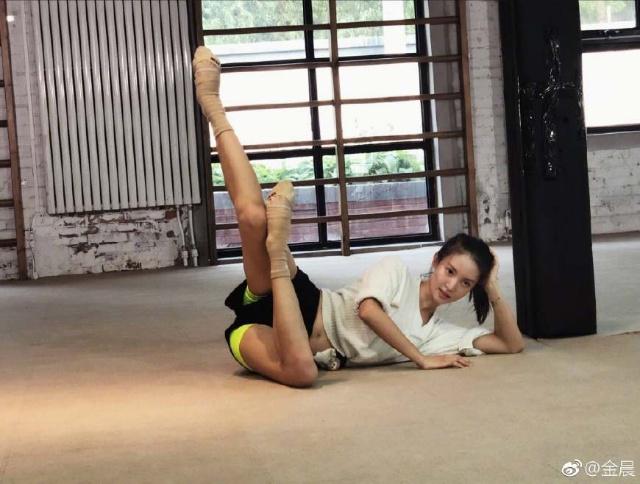 当红女演员金晨疑似新恋情曝光，醉酒车内搂抱亲吻！运动练出的好身材果然难以抗拒