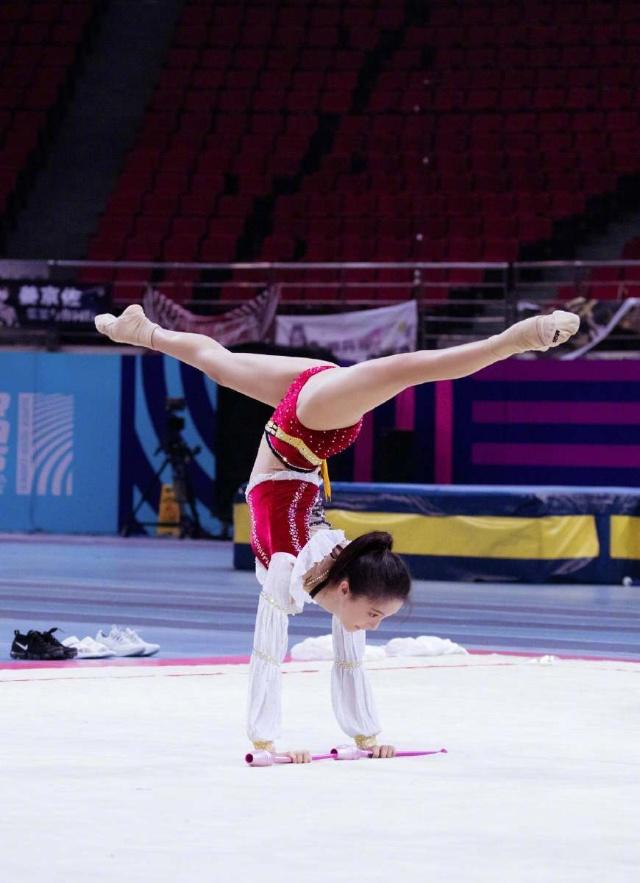 当红女演员金晨疑似新恋情曝光，醉酒车内搂抱亲吻！运动练出的好身材果然难以抗拒