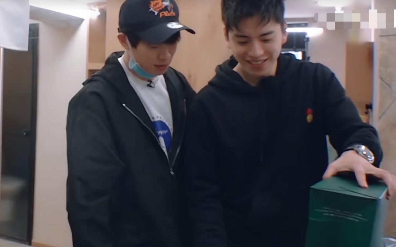 太奇葩！女明星杨紫被曝爱戳男演员鼻孔，有男星表示当时都快疯了