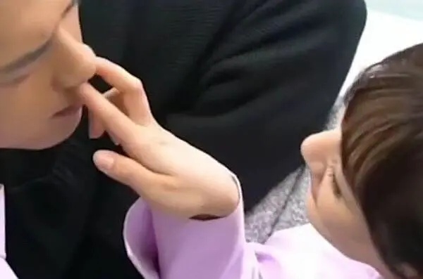 太奇葩！女明星杨紫被曝爱戳男演员鼻孔，有男星表示当时都快疯了