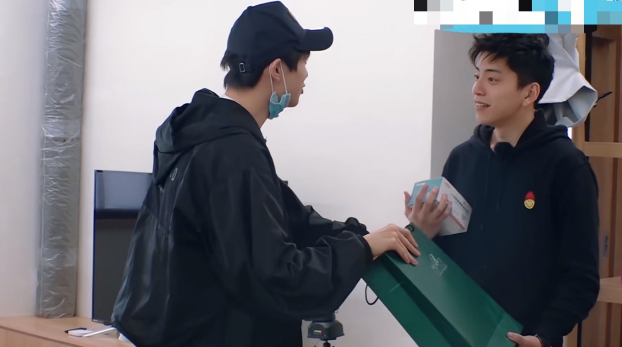 太奇葩！女明星杨紫被曝爱戳男演员鼻孔，有男星表示当时都快疯了