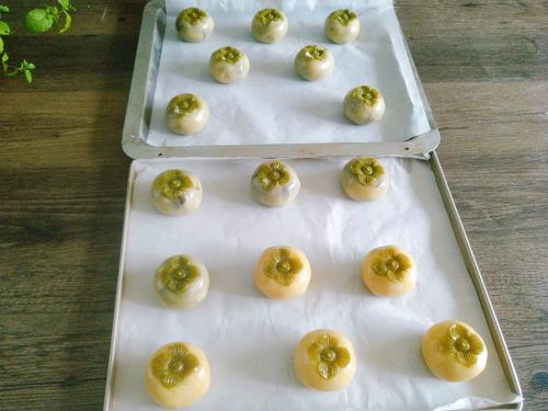 月饼刷的蛋液是蛋清还是蛋黄