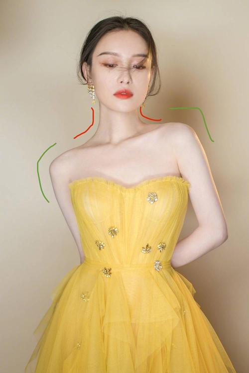 为什么女网红的肩很直