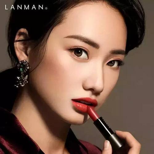 为什么女网红口红只涂下嘴唇