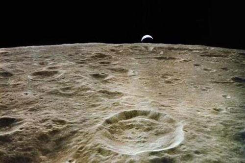 人在月球上为什么会跳到很高